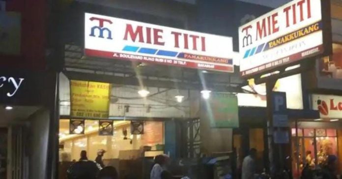 FOTO: Mie Titiek Jl. Boulevard, Panakukang, Kota Makassar. (Dok. Via Goggle)