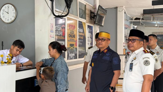 FOTO: Kepala Kantor Wilayah Direktorat Jenderal Pemasyarakatan Sulawesi Selatan, Rudy Fernando Sianturi, Saat meninjau ke Lapas Narkotika Kelas IIA Sungguminasa kembali melaksanakan layanan kunjungan Hari Raya Idul Fitri pada hari kedua dengan optimal, tertib, dan aman. Minggu (22/3).