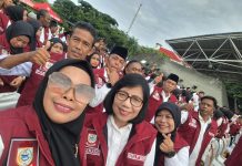 Soal Bendera Robek di Kantor Kelurahan, Ketua RW 04, Kelurahan Parang: Dampak dari Angin Kencang, InsyaAllah Segera Digantikan FOTO: Paling Kiri, Ketua RW 04, Kelurahan Parang, Kecamatan Mamajang, Hj. Yuniar Tompo
