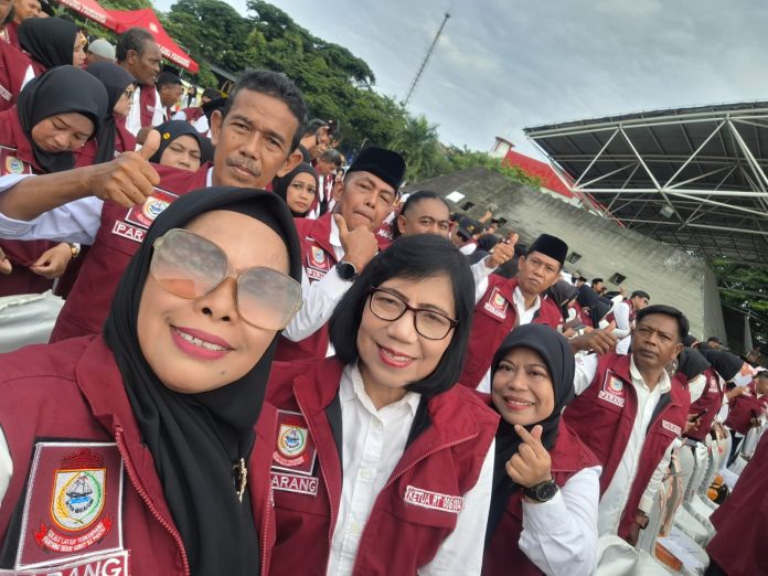 FOTO: Paling Kiri, Ketua RW 04, Kelurahan Parang, Kecamatan Mamajang, Hj. Yuniar Tompo
