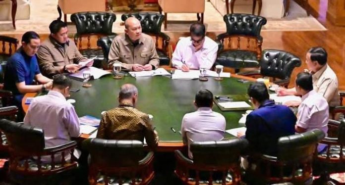 FOTO: Presiden Prabowo menerima Kepala Danantara sekaligus Menteri Investasi Rosan Roeslani bersama beberapa Menteri Kabinet Merah Putih lainnya di kediaman Hambalang, Rabu 25 Maret 2026. (Dok. Seskab)