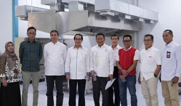 FOTO: Rektor Unhas, Prof. Dr. Ir. Jamaluddin Jompa, M.Sc, ketika meninjau progres dan kesiapan SPPG Unhas, pada Rabu (25/3/2026).