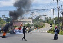 Jalan Trans Sulawesi Lumpuh 3 Jam, Mahasiswa Soroti AMDAL PT IHIP dan Islamic Center FOTO: Aksi demonstrasi yang digelar Aliansi Mahasiswa dan Pemuda Luwu Timur (AMPLi) di sejumlah titik di Kabupaten Luwu Timur, Kamis (26/3/2026).