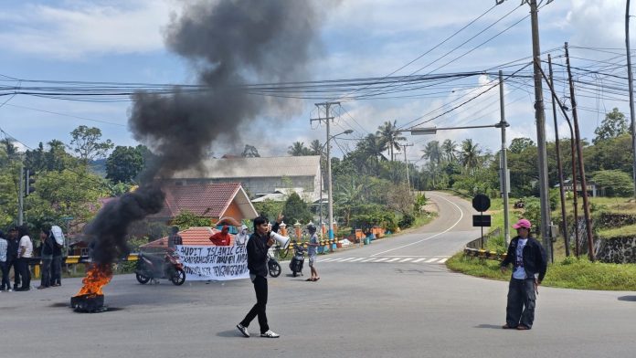 FOTO: Aksi demonstrasi yang digelar Aliansi Mahasiswa dan Pemuda Luwu Timur (AMPLi) di sejumlah titik di Kabupaten Luwu Timur, Kamis (26/3/2026).