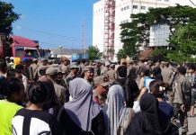 GMBI Makassar Sesalkan Penggusuran PK5 di Tengah Himpitan Ekonomi FOTO: Warga saat menolak penertiban PK 5 di Jalan Kalimantan, Kelurahan Ujung Tanah, Kecamatan Ujung Tanah. Kamis (26/3/2026).