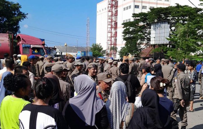 FOTO: Warga saat menolak penertiban PK 5 di Jalan Kalimantan, Kelurahan Ujung Tanah, Kecamatan Ujung Tanah. Kamis (26/3/2026).