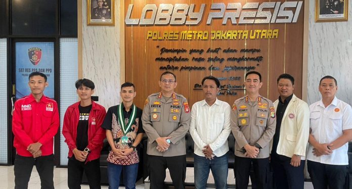 FOTO: Kapolres Metro Jakarta Utara, Kombes Pol. Erick Frendriz bersama Aliansi mahasiswa yang tergabung dalam Cipayung Plus Jakarta Utara (HMI, KMHDI, KAMMI, dan LMND.