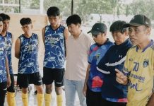 Manager MANGIWANG FC Abd. Majid Tegaskan Optimisme Tinggi: Siap Tembus Hadangan PSK Selayar di 8 Besar Liga 4 Zona Sulsel FOTO: Manager MANGIWANG FC, Abd. Majid saat memberikan pengarahan ke timnya.