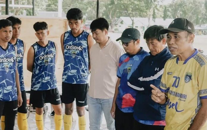 FOTO: Manager MANGIWANG FC, Abd. Majid saat memberikan pengarahan ke timnya.