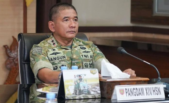 FOTO: Pangdam XIV/Hasanuddin Mayjen TNI Bangun Nawoko mengikuti Rapat Evaluasi Lanjutan Percepatan Pembangunan Koperasi Desa Kelurahan Merah Putih melalui Video Conference (Vicon), bertempat di Ruang Vicon Puskodalops Makodam, Jl. Urip Sumoharjo, Kota Makassar. Jumat, (27/3/2026). (Dok. Penerangan Kodam XIV/Cendrawasih)