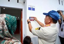 Pemerintah Secara Resmi Menyerahkan Sebanyak 120 unit Huntap di Tapanuli Selatan FOTO: Menteri Dalam Negeri Tito Karnavian saat mengunjungi hunian tetap (huntap) tahap pertama kepada masyarakat korban bencana hidrometeorologi di Kabupaten Tapanuli Selatan, Kecamatan Batang Toru, (Tapsel), Sumatera Utara (Sumut). Jumat (27/3)