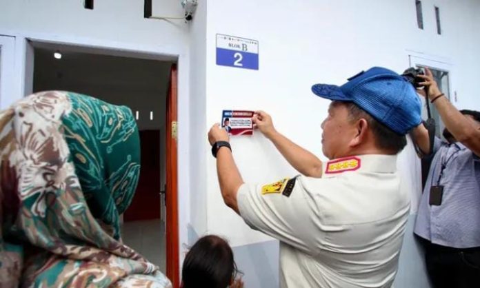 FOTO: Menteri Dalam Negeri Tito Karnavian saat mengunjungi hunian tetap (huntap) tahap pertama kepada masyarakat korban bencana hidrometeorologi di Kabupaten Tapanuli Selatan, Kecamatan Batang Toru, (Tapsel), Sumatera Utara (Sumut). Jumat (27/3)