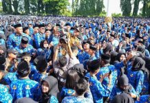 Kepala BKD Sulsel Sebut Belum ada Wacana Rumahkan PPPK FOTO: Gubernur Sulsel, Andi Sudirman Sulaiman saat swa foto bersama ribuan PPPK. (Dok Pemprov Sulsel)