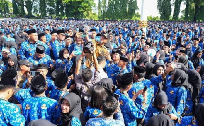 FOTO: Gubernur Sulsel, Andi Sudirman Sulaiman saat swa foto bersama ribuan PPPK. (Dok Pemprov Sulsel)