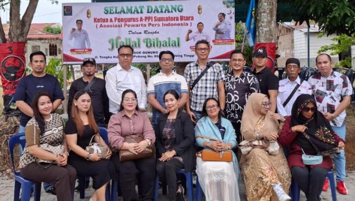 FOTO: Suasana kehangatan dan kekompakan yang khas momen lebaran memenuhi setiap sudut Pondok Gunung Jati, Jalan Tengku Hasyim Gang Pekong No. 88 Tebing Tinggi, saat Dewan Pimpinan Daerah (DPW) Assosiasi Pewarta Pers Indonesia (APPI) Sumatera Utara, Tebing Tinggi, 29 Maret 2026.