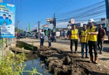 Rusak Parah, Pemprov Sulsel Segera Benahi Jalan Poros Pamanjengan Moncongloe, Kabupaten Maros FOTO: Tim dari Dinas Bina Marga dan Bina Konstruksi Pemprov Sulawesi Selatan saat meninjau penanganan sementara pada ruas Jalan Poros Pamanjengan di Kecamatan Moncongloe, Kabupaten Maros. (Dok Pemprov)