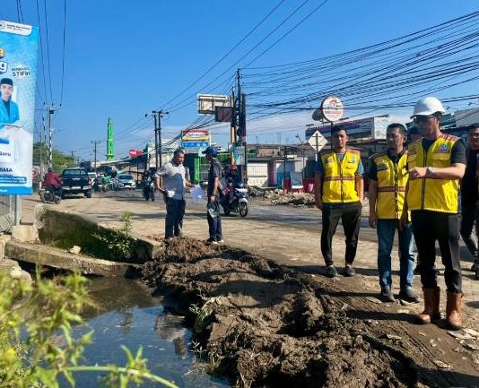 Rusak Parah, Pemprov Sulsel Segera Benahi Jalan Poros Pamanjengan Moncongloe, Kabupaten Maros FOTO: Tim dari Dinas Bina Marga dan Bina Konstruksi Pemprov Sulawesi Selatan saat meninjau penanganan sementara pada ruas Jalan Poros Pamanjengan di Kecamatan Moncongloe, Kabupaten Maros. (Dok Pemprov)