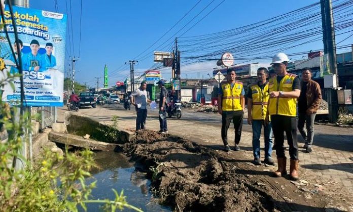 FOTO: Tim dari Dinas Bina Marga dan Bina Konstruksi Pemprov Sulawesi Selatan saat meninjau penanganan sementara pada ruas Jalan Poros Pamanjengan di Kecamatan Moncongloe, Kabupaten Maros. (Dok Pemprov)