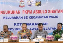 Pengurus FKPM Kelurahan se Polres Pelabuhan dikukuhkan FOTO: Pengurus Forum Kemitraan Polisi dan Masyarakat yang berada di wilayah hukum Polres Pelabuhan Kota Makassar saat dikukuhkan, Jumat (27/3).