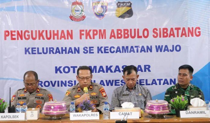 FOTO: Pengurus Forum Kemitraan Polisi dan Masyarakat yang berada di wilayah hukum Polres Pelabuhan Kota Makassar saat dikukuhkan, Jumat (27/3).