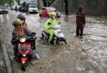 Jalan Aroepala Segera Dikerjakan, Didahului Pengerjaan Drainase FOTO: Pengendara roda dua yang melintas sepanjang Jl. Aroepala dan Tun Abdul Razak di Kabupaten Gowa, Sulawesi Selatan, Rabu (17/11/2021)\. (ANTARA FOTO/Arnas Padda)