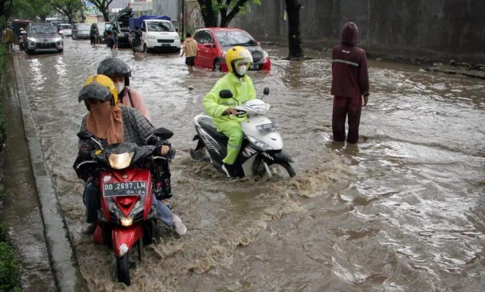 FOTO: Pengendara roda dua yang melintas sepanjang Jl. Aroepala dan Tun Abdul Razak di Kabupaten Gowa, Sulawesi Selatan, Rabu (17/11/2021)\. (ANTARA FOTO/Arnas Padda)
