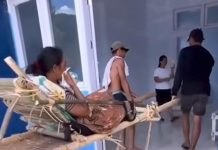 “Bambulance”, Asri Tadda: Moda Transportasi Pasien yang Penuh Kearifan Lokal, Singgung MBG FOTO: Seorang warga dari Desa Karama, Kecamatan Kalumpang, Kabupaten Mamuju, Sulawesi Barat dibawa ke UGD menggunakan tandu dari bambu karena tak ada mobil ambulance. (Dok via Asri Tadda)