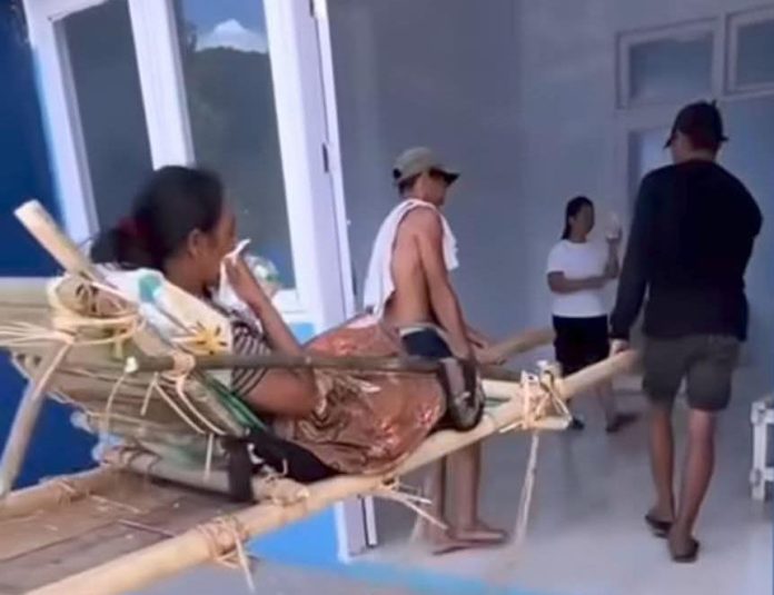 FOTO: Seorang warga dari Desa Karama, Kecamatan Kalumpang, Kabupaten Mamuju, Sulawesi Barat dibawa ke UGD menggunakan tandu dari bambu karena tak ada mobil ambulance. (Dok via Asri Tadda)