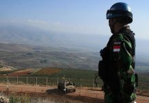 Politisi Partai Golkar di DPR Minta Pemerintah Tarik Pasukan TNI dari Lebanon FOTO: Ilustrasi Tentara Nasional Indonesia melaksanakan tugas sebagai pejaga perdamaian dari UNIFIL mengamati suatu area dari titik al-abbad di perbatasan Lebanon dan Israel dekat Hula di Lebanon Selatan pada 8 Juli 2009. (Sumber foto Ali Dia/AFP via Getty Image)