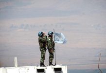 Iran Sampaikan Duka dan Kecaman atas Gugurnya Prajurit TNI di Lebanon FOTO: Ilustrasi Tentara Nasional Indonesia melaksanakan tugas sebagai pejaga perdamaian dari UNIFIL mengamati suatu area dari titik al-abbad di perbatasan Lebanon dan Israel dekat Hula di Lebanon Selatan pada 8 Juli 2009. (Sumber foto Ali Dia/AFP via Getty Image)