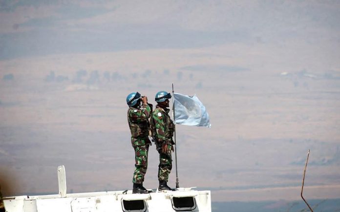 FOTO: Ilustrasi Tentara Nasional Indonesia melaksanakan tugas sebagai pejaga perdamaian dari UNIFIL mengamati suatu area dari titik al-abbad di perbatasan Lebanon dan Israel dekat Hula di Lebanon Selatan pada 8 Juli 2009. (Sumber foto Ali Dia/AFP via Getty Image)