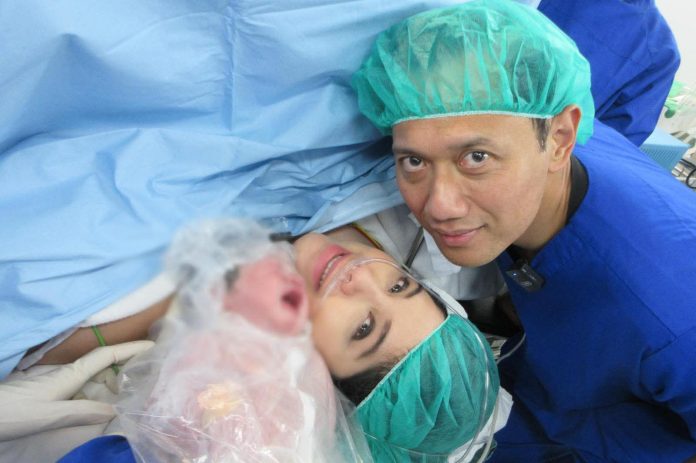 FOTO: Agus Harimurti Yudhoyono (AHY) kini memiliki momongan baru. Ia dan pasangannya Annisa Pohan kini memiliki anak kedua seorang putra. (sumber foto: akun media sosial milik AHY)
