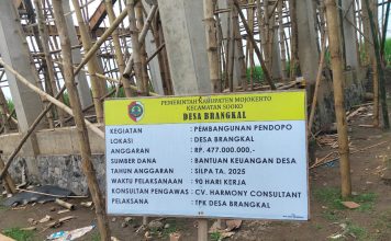 LKPP Terbitkan Aturan, Larangan “Pinjam Bendera” Pada Proyek Pemerintah FOTO: Papan Informasi proyek pembangunan pendopo di Desa Brangkal, Kecamatan Sooko, Kabupaten Mojokerto, Jawa Timur.