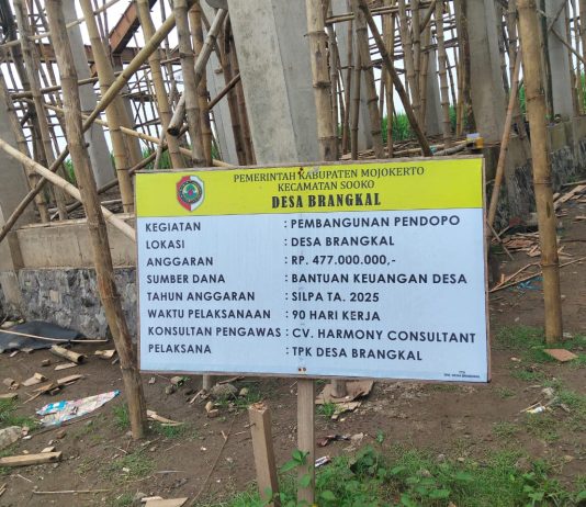Dugaan Penyelewengan Anggaran Material Semen di Proyek Pendopo Desa Brangkal Mojokerto Senilai Rp 477 Juta FOTO: Papan Informasi proyek pembangunan pendopo di Desa Brangkal, Kecamatan Sooko, Kabupaten Mojokerto, Jawa Timur.