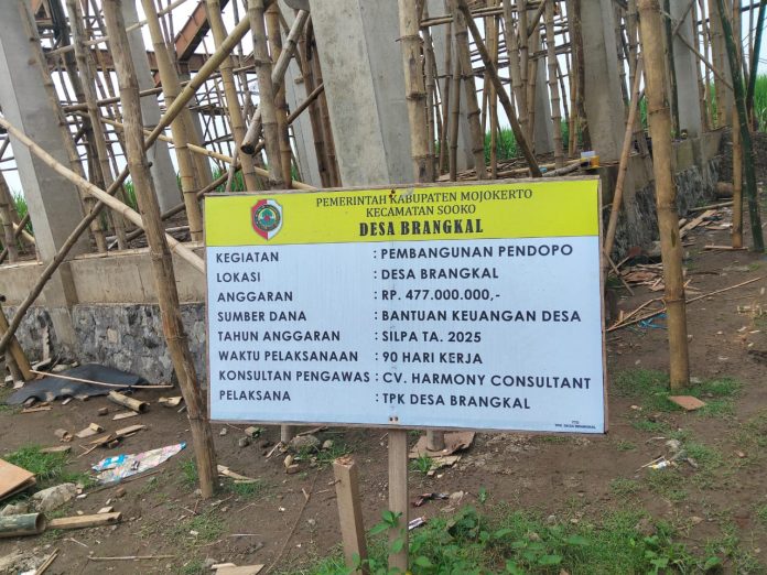 FOTO: Papan Informasi proyek pembangunan pendopo di Desa Brangkal, Kecamatan Sooko, Kabupaten Mojokerto, Jawa Timur. 