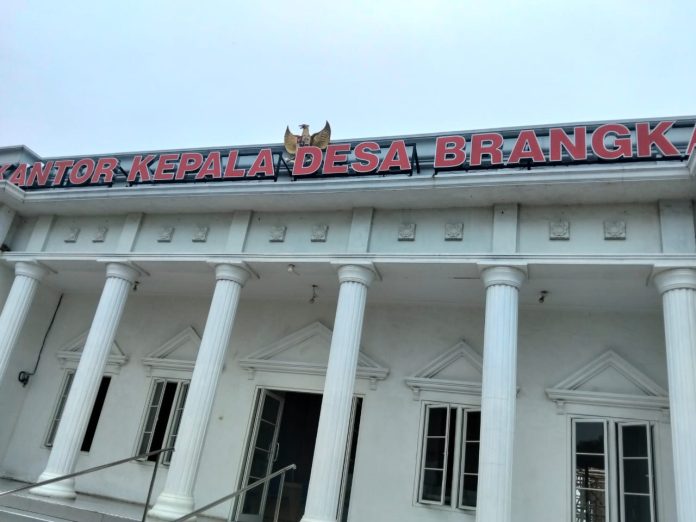 Proyek pembangunan pendopo Desa Brangkal, Kecamatan Sooko, Kabupaten Mojokerto, Jawa Timur,