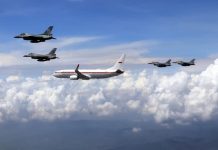 HUT TNI AU, Pesawat Kepresidenan Dikawal Empat F-16 dan Dua T50 Golden Eagle FOTO: Pesawat Kepresidenan yang membawa Presiden Prabowo Subianto dari Pangkalan Udara Halim Perdanakusuma, Jakarta menuju Pangkalan Udara Adisutjipto, Kabupaten Sleman, Daerah Istimewa Yogyakarta, mendapat pengawalan udara dari Tentara Nasional Indonesia Angkatan Udara (TNI AU). (Sumber: BPMI Setpres)