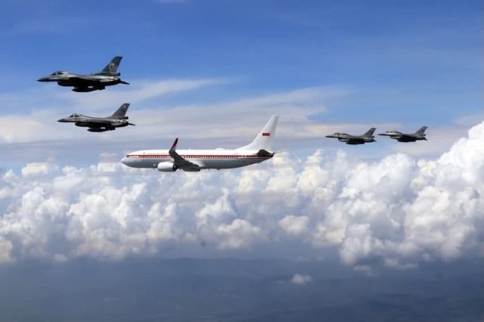 FOTO: Pesawat Kepresidenan yang membawa Presiden Prabowo Subianto dari Pangkalan Udara Halim Perdanakusuma, Jakarta menuju Pangkalan Udara Adisutjipto, Kabupaten Sleman, Daerah Istimewa Yogyakarta, mendapat pengawalan udara dari Tentara Nasional Indonesia Angkatan Udara (TNI AU). (Sumber: BPMI Setpres)