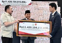 Menhan Hadiri Penyerahan Sitaan Uang Negara Sebesar Rp11,4 Triliun FOTO: Jaksa Agung Burhanuddin ST, Presiden Prabowo dan Menteri Keuangan Purbaya saat menerima uang hasil sitaan negara. (Sumber: BPMI Setpres)
