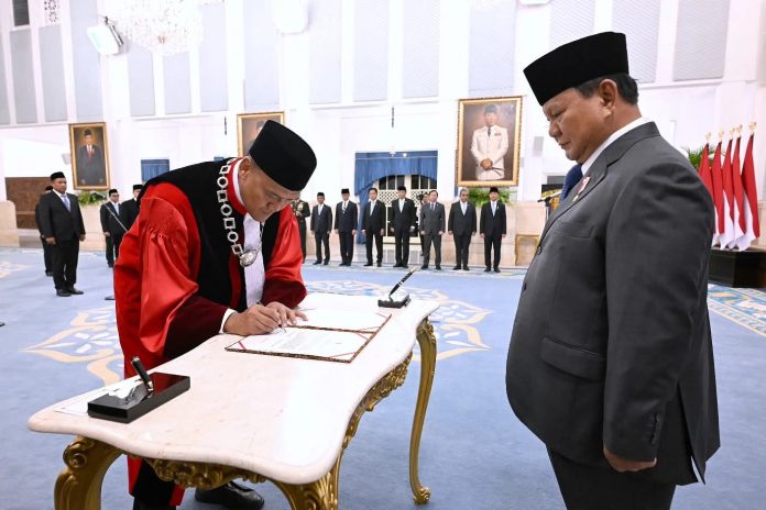 FOTO: Presiden Prabowo Subianto secara resmi melantik Hakim Konstitusi, Ketua dan Anggota Ombudsman RI, serta Duta Besar Luar Biasa dan Berkuasa Penuh (LBBP) Republik Indonesia di Istana Kepresidenan, Jakarta, pada Jumat, 10 April 2026. (Dok Seskab)
