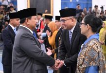 Presiden Prabowo Lantik Andi Rahadian sebagai Dubes LBBP RI untuk Kesultanan Oman FOTO: Presiden Prabowo Subianto melantik Andi Rahadian sebagai Duta Besar Luar Biasa dan Berkuasa Penuh Republik Indonesia (LBBP RI) untuk Kesultanan Oman merangkap Republik Yaman. Acara pelantikan berlangsung di Istana Negara, Jakarta, Jumat (10/04/2026). (Sumber: BPMI Setpres)
