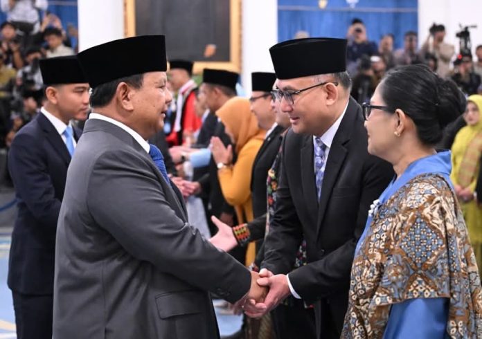 FOTO: Presiden Prabowo Subianto melantik Andi Rahadian sebagai Duta Besar Luar Biasa dan Berkuasa Penuh Republik Indonesia (LBBP RI) untuk Kesultanan Oman merangkap Republik Yaman. Acara pelantikan berlangsung di Istana Negara, Jakarta, Jumat (10/04/2026). (Sumber: BPMI Setpres)