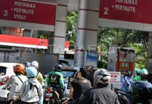 Dinas ESDM Pastikan Stok BBM di Sulsel Aman FOTO: Antrean pengendara di SPBU. (Dok Antara)