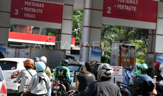 FOTO: Antrean pengendara di SPBU. (Dok Antara)