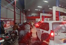 BBM Bersubsidi Tak Alami Kenaikan, SPBU di Kota Makassar Tetap Mengular Hingga Dini Hari FOTO: Warga Kota Makassar saat mengantri mengisi BBM hingga Rabu dini hari (1/4/2026) sekitar pukul 04:50, SPBU yang terletak di jalan AP. Pettarani pertigaan jalan Rappocini masih terjadi antrean kendaraan roda dua maupun roda empat. (LN)