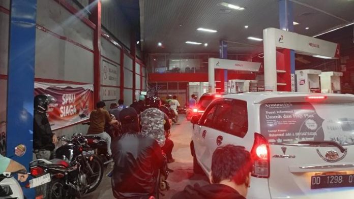 FOTO: Warga Kota Makassar saat mengantri mengisi BBM hingga Rabu dini hari (1/4/2026) sekitar pukul 04:50, SPBU yang terletak di jalan AP. Pettarani pertigaan jalan Rappocini masih terjadi antrean kendaraan roda dua maupun roda empat. (LN)