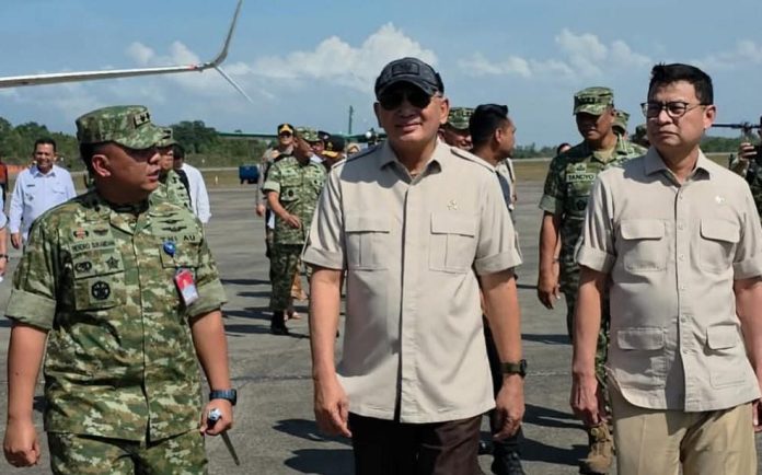 FOTO: Tengah Menteri Pertahanan Syafri Syamsuddin dan paling kanan Kepala BPOM Prof Taruna Ikrar. (Dok via media sosial)