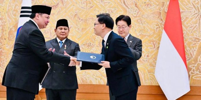 FOTO: Menteri Koordinator Bidang Perekonomian Airlangga Hartarto saat melakukan pertukaran nota kesepahaman (Memorandum of Understanding/MoU) tentang Kerja Sama Ekonomi 2.0 antara Republik Indonesia dan Republik Korea di Istana Kepresidenan Republik Korea, Cheong Wa Dae (Blue House), Seoul, Republik Korea. (Setkab)