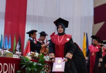 Unhas Apresiasi Lulusan Terbaik pada Wisuda April 2025/2026, Ini Nama-namanya FOTO: Prosesi Wisuda di Baruga A.P Pettarani, Kampus Unhas Tamalanrea, Makassar. Kamis (02/04).