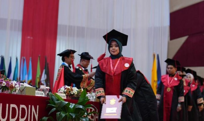 FOTO: Prosesi Wisuda di Baruga A.P Pettarani, Kampus Unhas Tamalanrea, Makassar. Kamis (02/04).